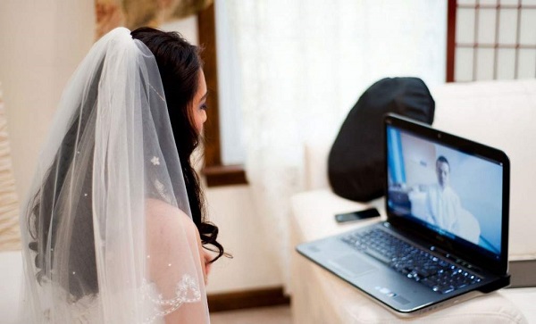 В Италии впервые заключили `дистанционный брак` по Skype